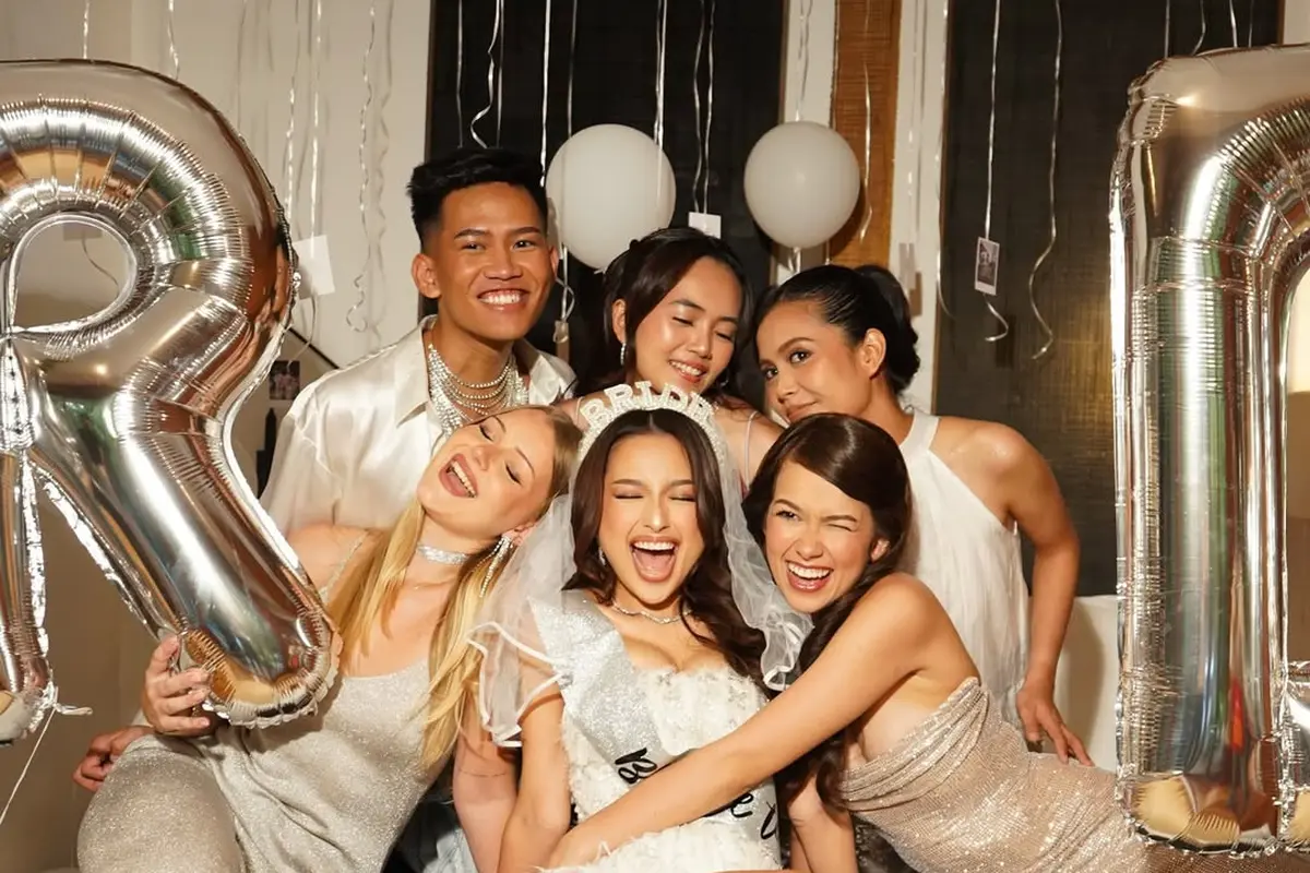 Jelang Menikah dengan Justin Hubner, Jennifer Coppen Pancarkan Aura Bride-to-Be Elegan Pakai Mini Dress Putih dan Veil Saat Bridal Shower