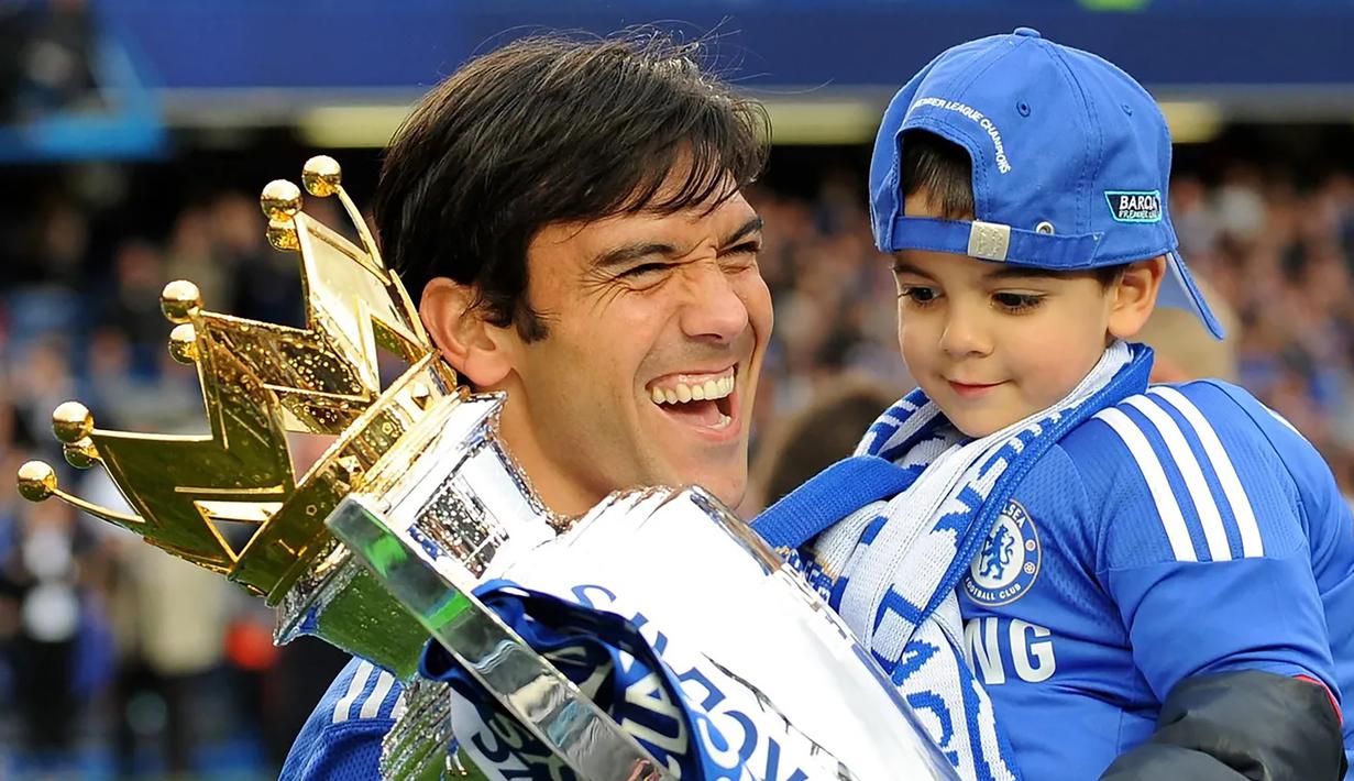 Paulo Ferreira. Bek kanan Portugal yang kini berusia 43 tahun dan telah pensiun pada Juli 2013 bersama Chelsea ini total meraih 3 gelar Liga Inggris bersama The Blues sebagai satu-satunya klub yang pernah dibelanya di Liga Inggris selama 9 musim mulai 2004/2005 hingga 2012/2013. Tiga gelar tersebut diraihnya pada musim 2004/2005, 2005/2006 dan 2009/2010. Bersama The Blues ia total tampil dalam 141 laga di Liga Inggris dengan torehan 4 assist. (premierleague.com)