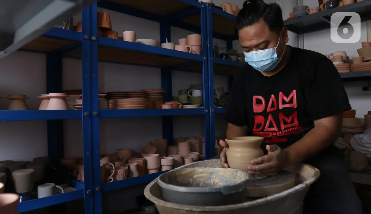 Perajin, Damar (39), membuat produk berbahan tanah liat di Jurang Mangu, Tangerang Selatan, Banten, Sabtu (16/1/2021). Produksi keramik rumahan tersebut dipasarkan hingga luar pulau Jawa dengan harga Rp100 ribu sampai Rp300 ribu tergantung ukuran dan tingkat kesulitannya. (Liputan6.com/Angga Yuniar)