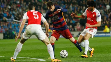 Penyerang Barcelona, Lionel Messi (tengah) berusaha melewati dua pemain Arsenal pada leg kedua 16 besar liga champions di stadion Nou Camp, Spanyol (17/3). Barcelona menang atas Arsenal dengan skor 3-1. (Reuters/Albert Gea)