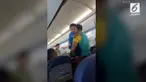 Baik hati, pramugara ini bantu tenangkan balita yang menangis di pesawat.