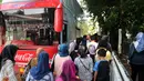 Warga saat hendak menaiki Bus City Tour di halte Masjid Istiqlal untuk berkeliling Jakarta untuk memanfaatkan libur Natal, Jakarta, Sabtu (26/12/2015). (Liputan6.com/Yoppy Renato)