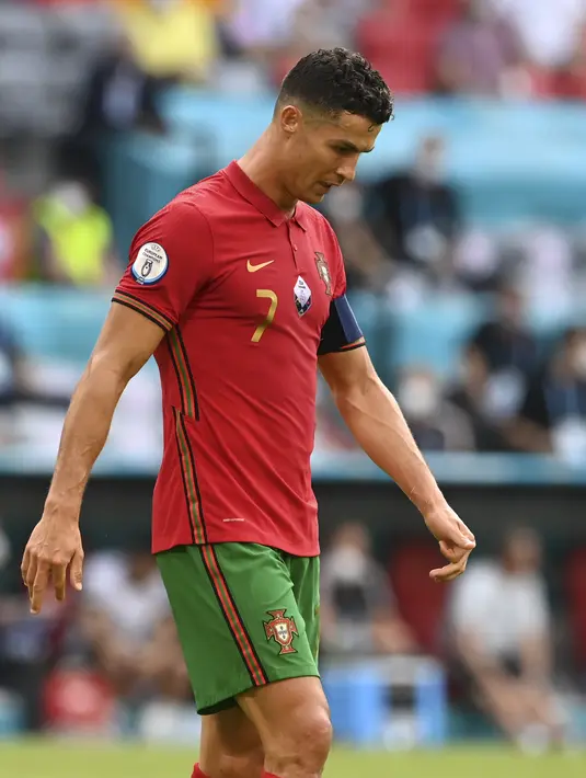 Penyerang Portugal, Cristiano Ronaldo meninggalkan lapangan usai melawan Jerman pada  pertandingan grup F Euro 2020 di Allianz Arena, Munich, Sabtu (19/6/2021). Portugal takluk dari Jerman dengan skor 2-4. (Christof Stache/Pool via AP)