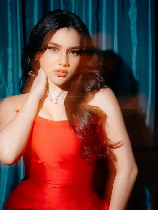<p>Davina Karamoy kembali memancarkan pesona bintangnya saat premiere film Kang Solah [@davinakaramoy]</p>