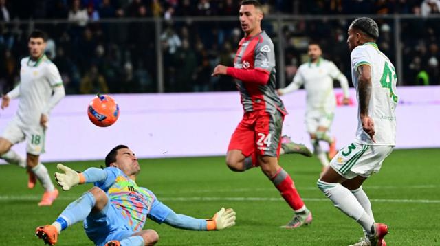 Bek Roma asal Brasil #43, Wesley (kanan), melepaskan tembakan dan mencetak gol ketiga timnya dalam pertandingan Serie A Italia antara US Cremonese dan AS Roma di Stadion Giovanni Zini di Cremona, Italia utara, pada 23 November 2025. (Piero CRUCIATTI/AFP)