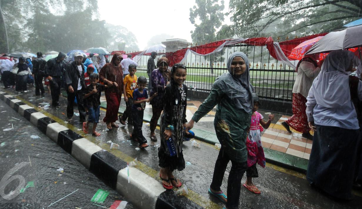 Warga meninggalkan sekitar kawasan Istana Bogor usai menyambut kedatangan Raja Salman, Rabu (1/3). Kedatangan Raja Salman bin Abdulaziz ke Istana Bogor disambut puluhan ribu pelajar dan warga. (Liputan6.com/Helmi Fithriansyah) 