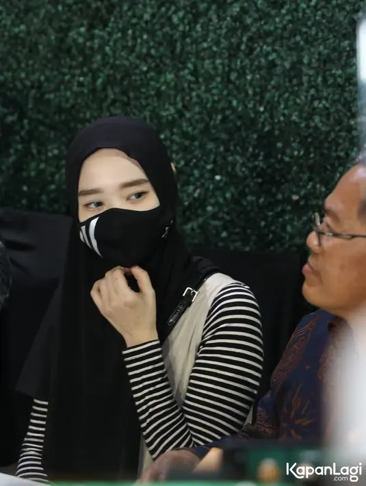 Ditemui di kawasan Cilandak, Jakarta Selatan, Rabu (10/5) malam, Inara bersama kuasa hukumnya membacakan laporan yang telah dibuat pada 6 Mei 2023 lalu. [Foto: Budy Santoso/KapanLagi.com]