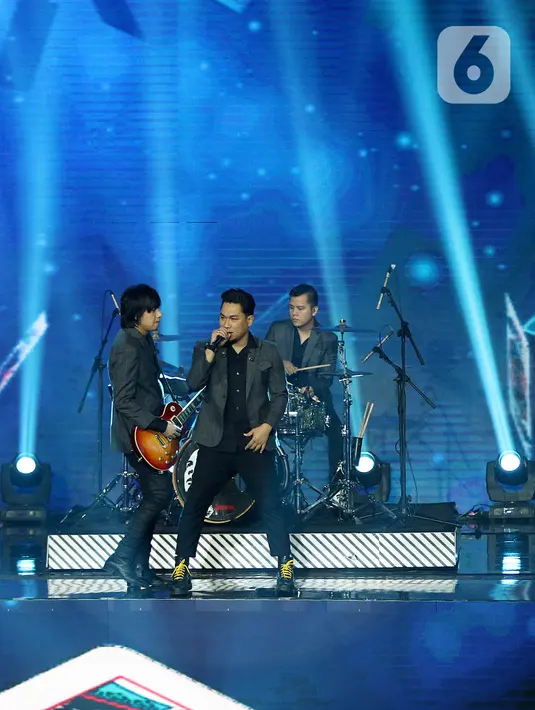 Penampilan grup band Armada saat konser Pesta Perak 25 Indosiar di Jakarta, Minggu (12/1/2020). Konser Pesta Perak 25 Indosiar menghadirkan deretan musisi kenamaan Tanah Air. (Liputan6.com/Herman Zakharia)