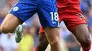 Pemain Chelsea Ross Barkley (kiri) berebut bola dengan pemain Watford Edo Kayembe (kanan) pada pertandingan sepak bola Liga Inggris di Stamford Bridge, London, Inggris, 22 Mei 2022. Chelsea menang 2-1. (Glyn KIRK/AFP)