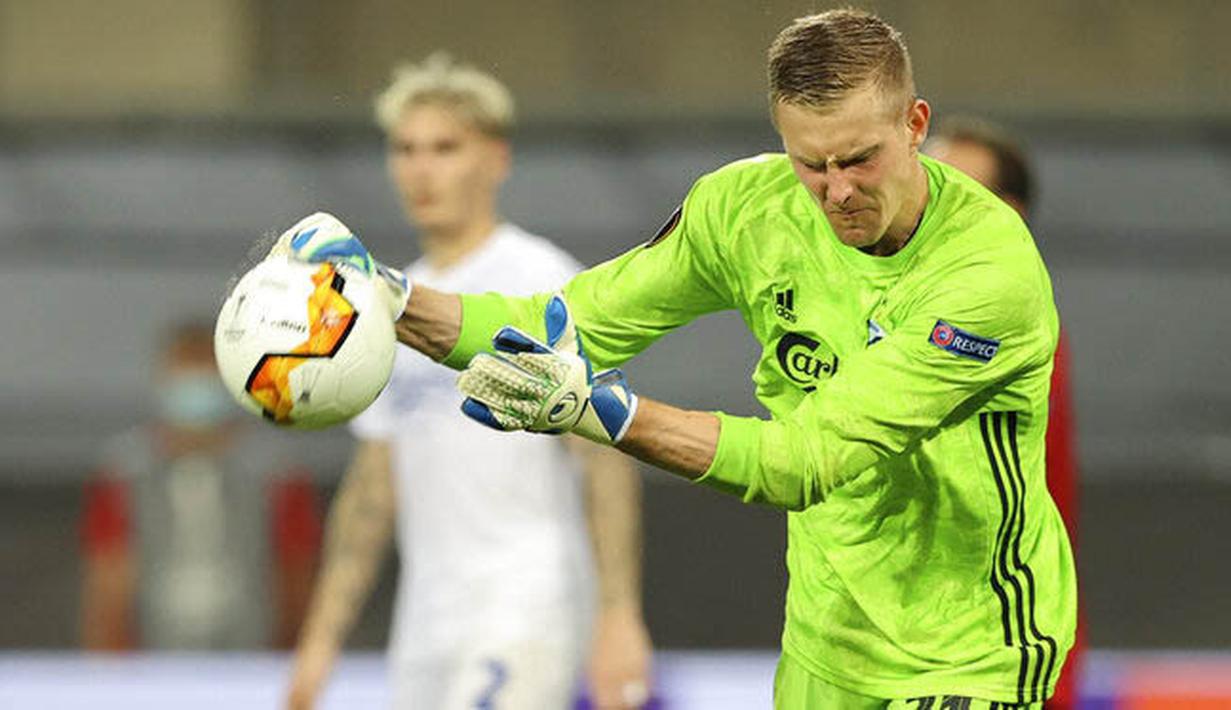 Kiper Copenhagen, Karl-Johan Johnsson, saat melawan Manchester United pada laga Liga Europa di Stadion Rhein Energie, Senin (10/8/2020). MU menang tipis 1-0 atas Copenhagen. (Wolfgang Rattay/Pool via AP)