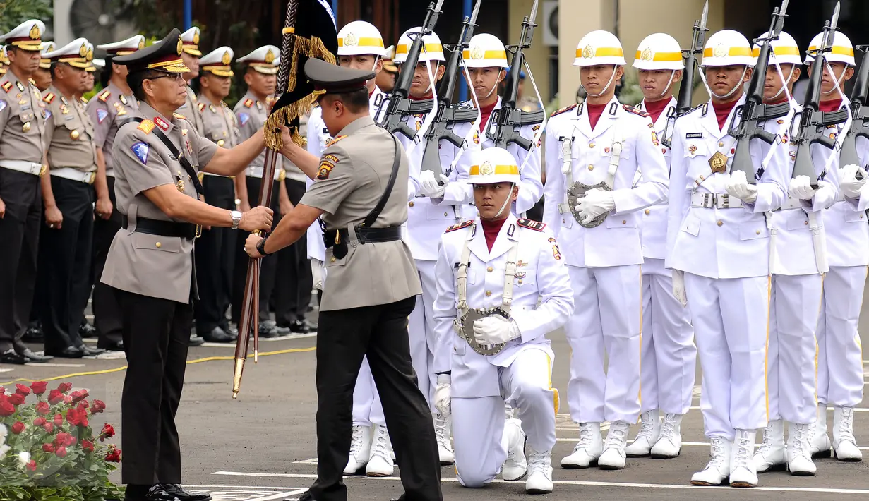 Irjen Pol Agung Budi M (tengah) menyerahkan pataka kepada Brigjen Pol Royke Lumowa saat serah terima jabatan Kakorlantas Polri di Jakarta, Rabu (4/1). Selanjutnya, Irjen Pol Agung Budi M menjabat Kapolda Sumsel. (Liputan6.com/Helmi Fithriansyah)