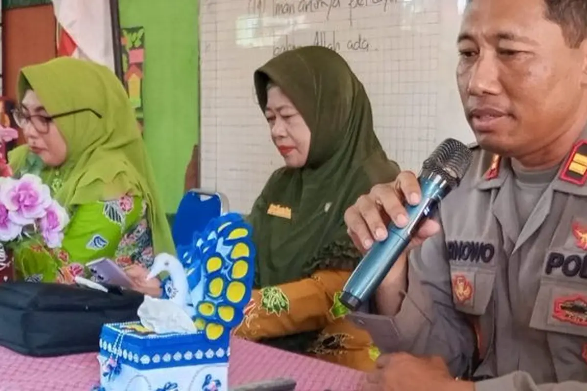 Pertemuan guru, wali murid dan polisi usai kasus anak lukai tangan sendiri tiru di media sosial. (Istimewa)