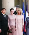 Di Élysée Palace akhir Juni 2026, Ratu Suthida dan Brigitte Macron kompak memilih pink pastel—dua interpretasi: royal feminin klasik dan modern minimalis.(Photo by Dimitar DILKOFF / AFP)