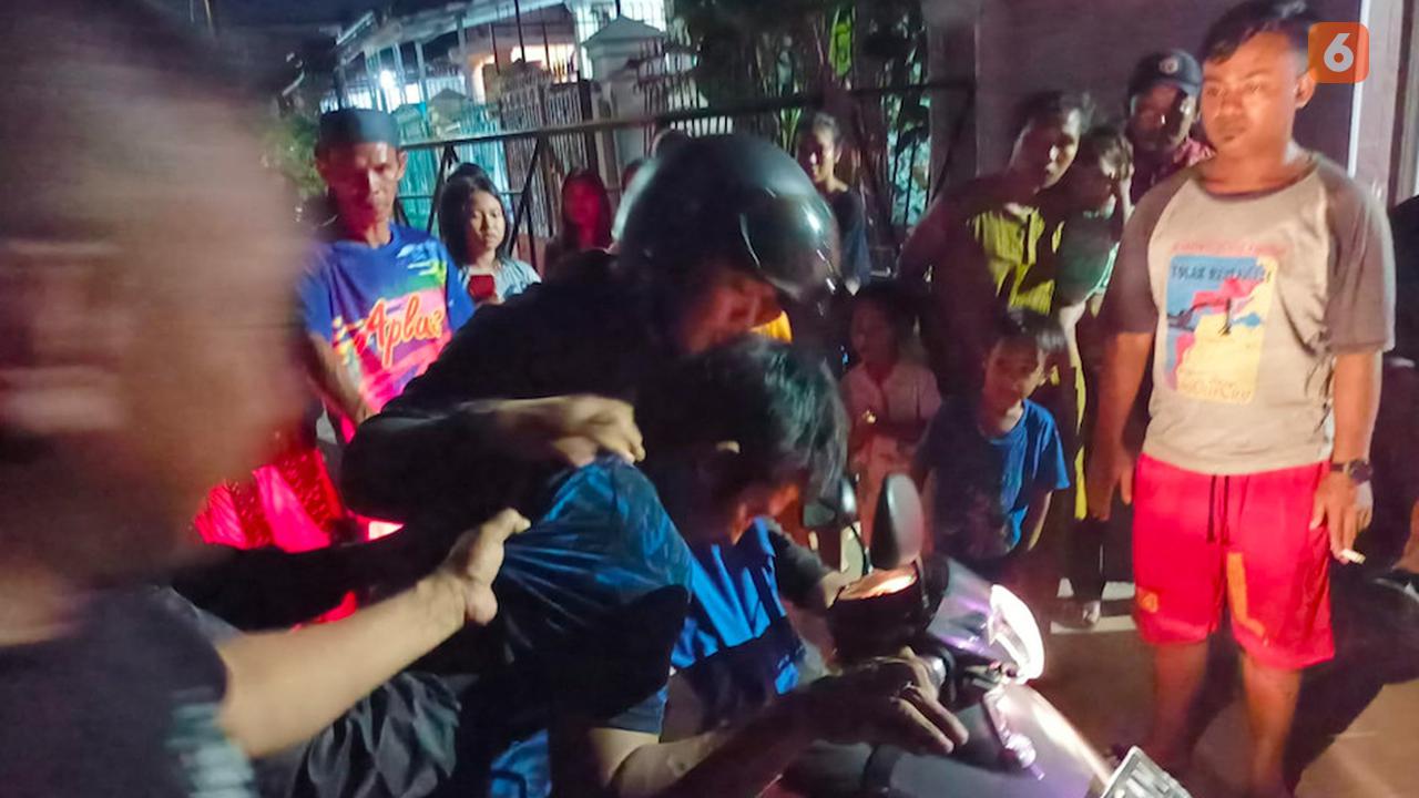 Polisi tangkap pria di Makassar yang lempari rumah warga karena dapat bisikan misterius (Liputan6.com/Fauzan)