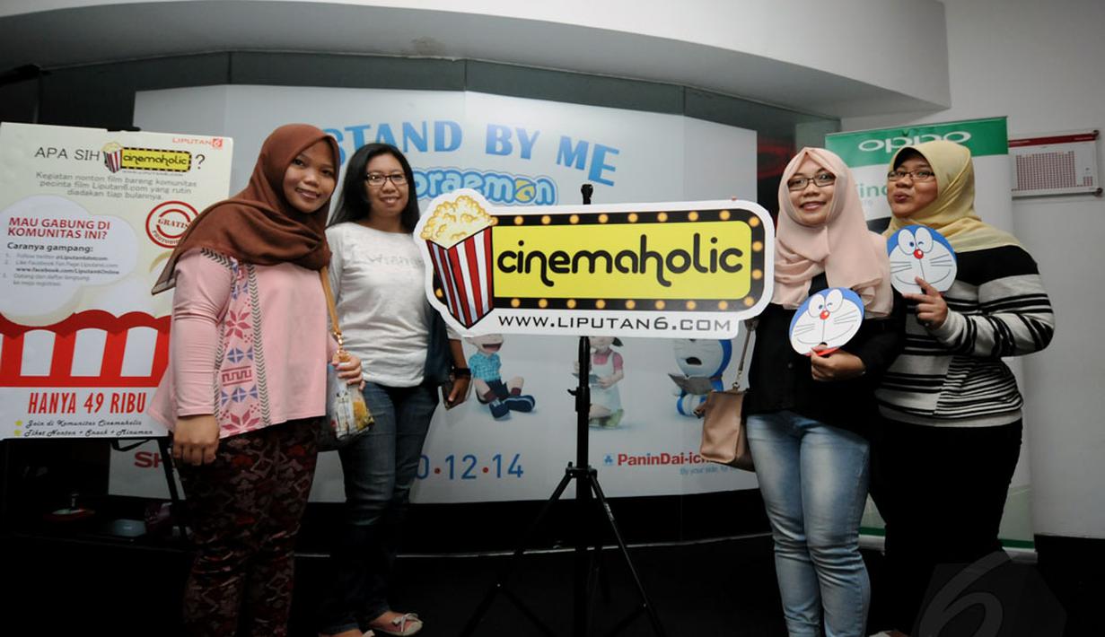 Beberapa Cinemaholic bergaya bersama jelang menyaksikan film Doraemon di Blitz Megaplex, Jakarta (13/12/2014). (Liputan6.com/Helmi Fithriansyah)