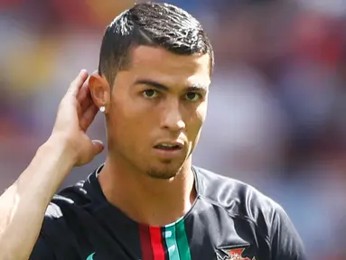 Cristiano Ronaldo melakukan pemanasan sebelum pertandingan melawan Maroko pada grup B Piala Dunia 2018 di Stadion Luzhniki di Moskow, Rusia, (20/6). Pemain Real Madrid ini tampil beda dengan berjenggot. (AP Photo / Matthias Schrader)