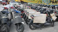 Puluhan motor tampak berjajar sebelum didistribusikan melalui Pelabuhan Sunda Kelapa Jakarta, Senin (9/1). Situasi stagnan pada pasar sepeda motor akan tetap terjadi pada 2017 kendati terjadi pertumbuhan ekonomi di Indonesia. (Liputan6.com/Angga Yuniar)