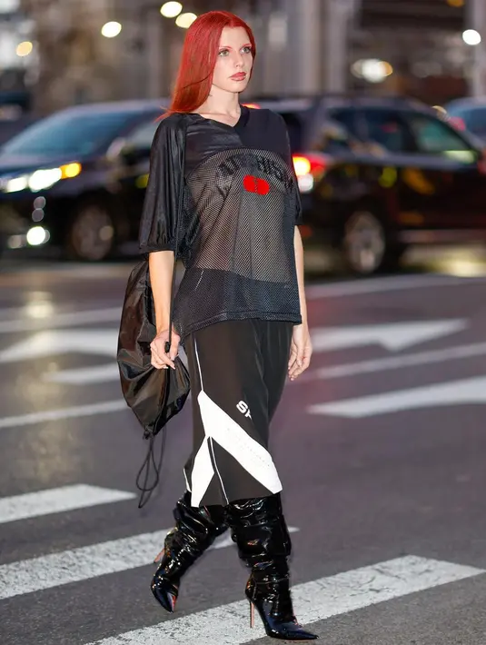 <p>Julia Fox tampil berani pamer dada dengan kostum dari Willy Chavarria. Foto: Instagram.</p>