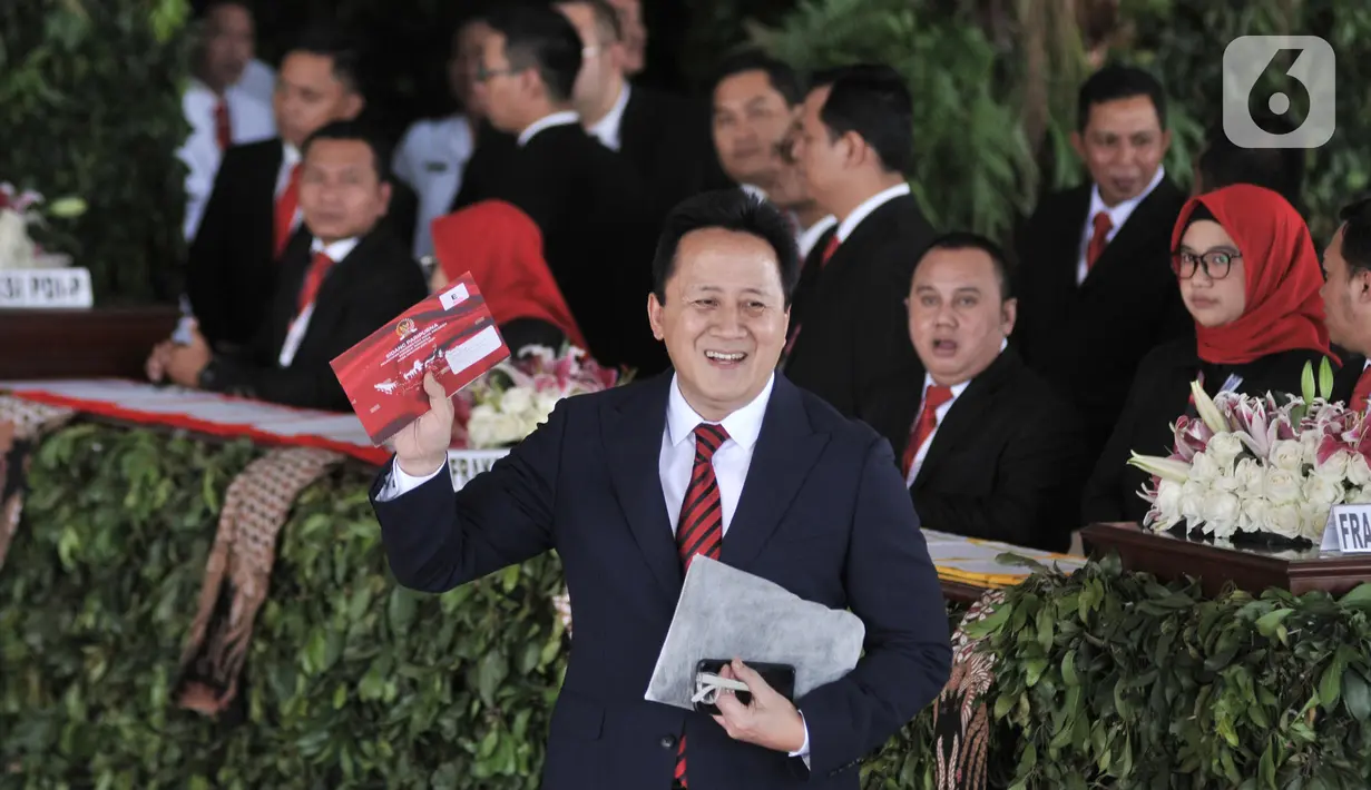 Kepala Badan Ekonomi Kreatif (Bekraf) Triawan Munaf tiba menghadiri pelantikan Presiden dan Wapres 2019 di Gedung MPR/DPR/DPD RI, Senayan, Jakarta, Minggu (20/10/2019). Jokowi-Ma'ruf Amin resmi dilantik sebagai Presiden dan Wapres RI periode 2019-2024. (merdeka.com/Iqbal S. Nugroho)