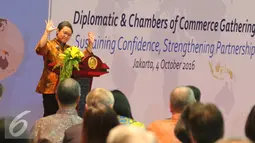 Reaksi Menteri Luar Negeri Retno L. P. Marsudi dalam sambutan Diplomatic and Chambers of Commerce Gathering di Jakarta, Selasa (4/10). Menlu Retno menjelaskan bahwa pertumbuhan ekonomi Indonesia relatif konsisten. (Liputan6.com/Angga Yuniar)