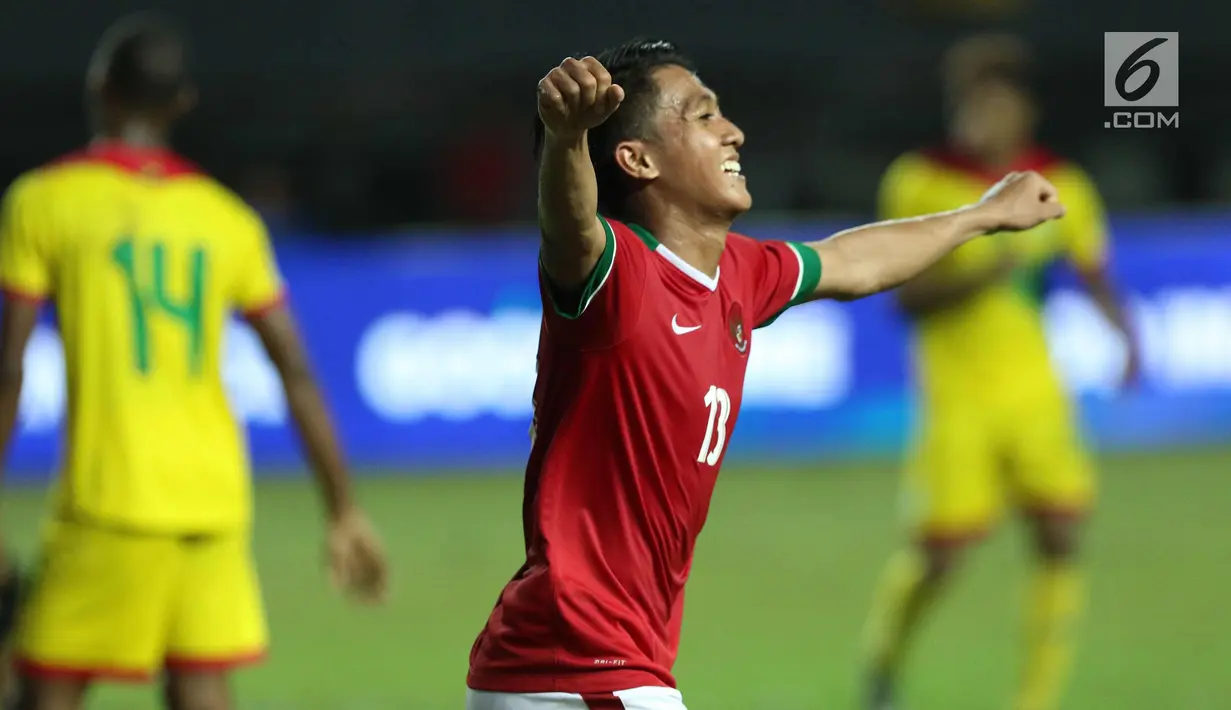 Pemain Timnas Indonesia, Febri Haryadi merayakan gol yang dicetak Ilija Spasojevic saat melawan Guyana pada laga persahabatan di Stadion Patriot Candrabhaga, Bekasi, Sabtu (25/11). Indonesia unggul 2-1. (Liputan6.com/Helmi Fithriansyah)