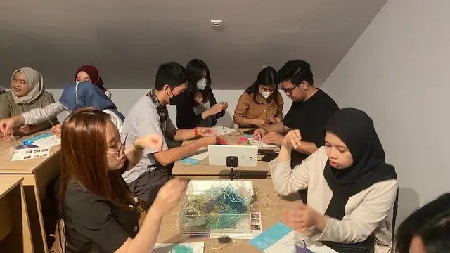Pengunjung Musem Macan Coba Buat Karya Seni Pukat Ikan