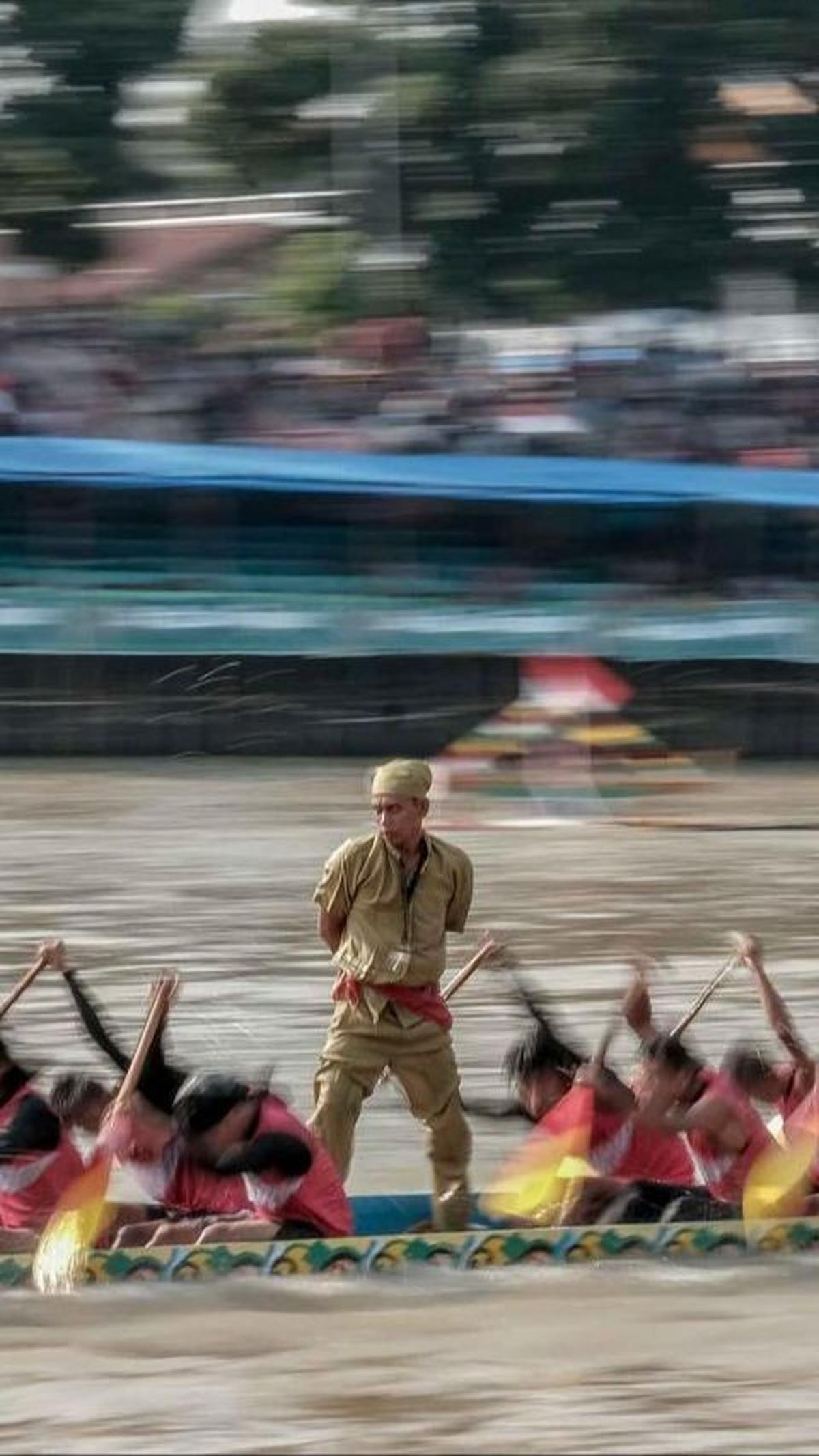 Dari puluhan peserta yang ada di atas jalur, mereka memiliki tugas yang berbeda-beda. Pertama ada yang bertugas sebagai Tukang Concang atau komandan pemberi aba-aba. Kemudian Tukang Pinggang atau juru mudi, dan Tukang Onjai yang memberi irama di b