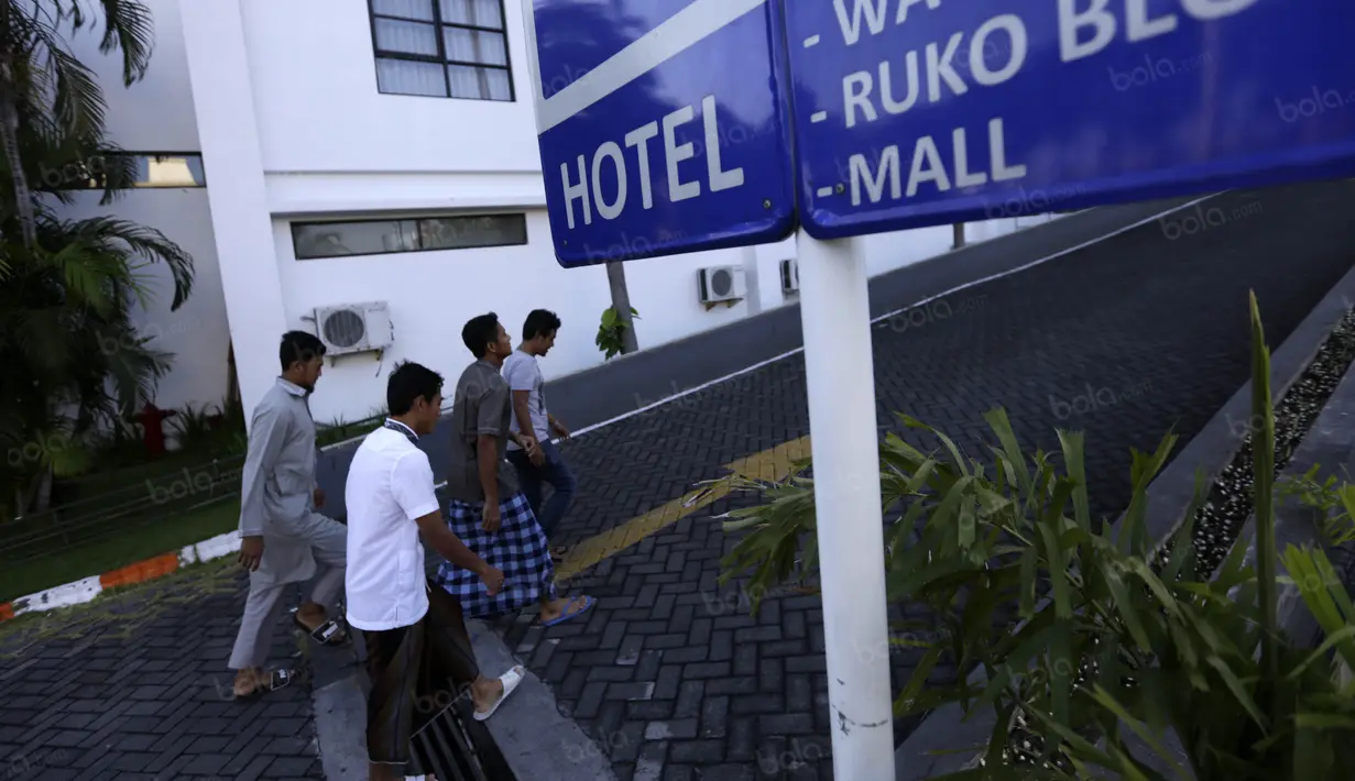 Para Pemain Persib Bandung  kembali ke hotel usai melakukan salat berjamaah di Masjid Nurul Huda, Sidoardjo, Jawa Timur, Sabtu (11/6/2016). (Bola.com/Nicklas Hanoatubun)