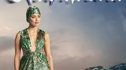 Aktris cantik Amber Heard berpose untuk fotografer setibanya menghadiri premier dunia film 'Aquaman' di London, Senin (26/11). Amber Heard tampil memukau mengenakan gaun plunging hijau keemasan dari Valentino. (AP Photo)