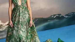 Aktris cantik Amber Heard berpose untuk fotografer setibanya menghadiri premier dunia film 'Aquaman' di London, Senin (26/11). Amber Heard tampil memukau mengenakan gaun plunging hijau keemasan dari Valentino. (AP Photo)