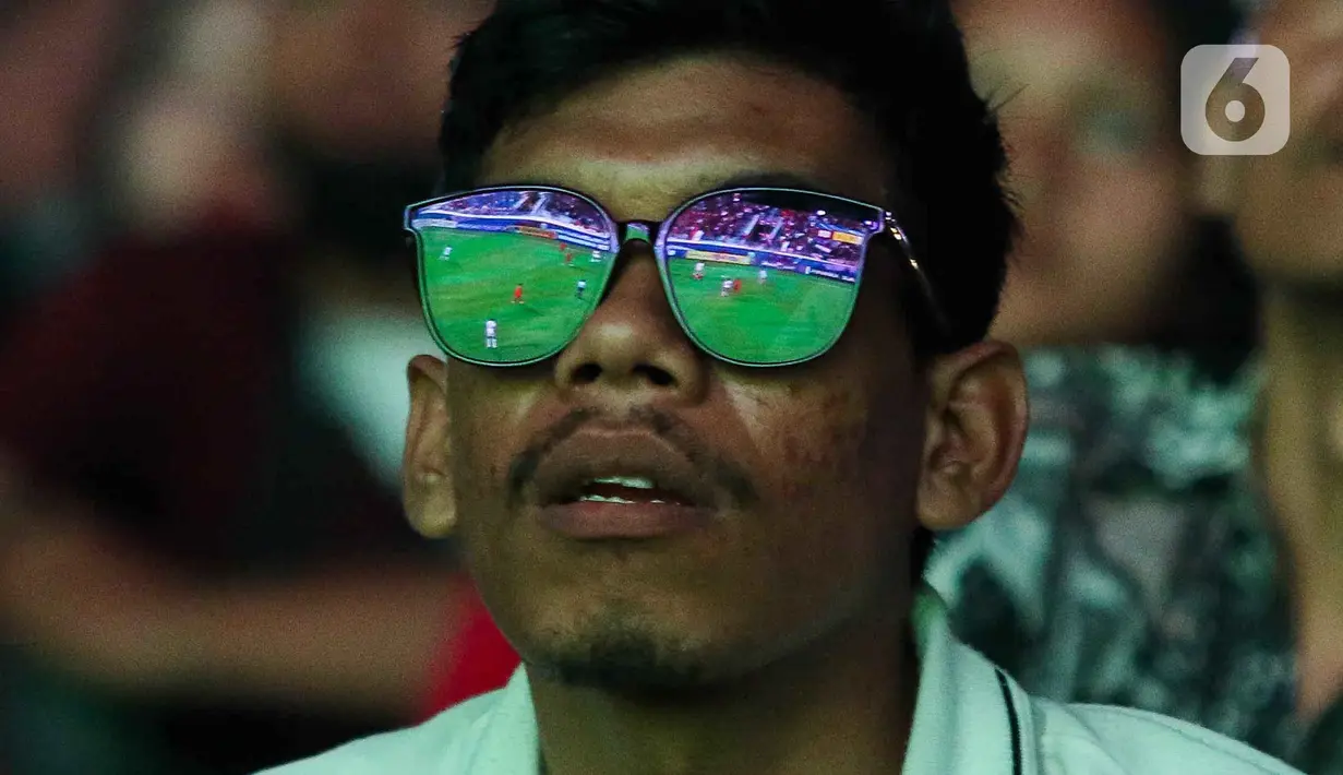 Warga menyaksikan bersama laga Timnas Indonesia melawan Irak pada laga perebutan ketiga Piala Asia U-23 Qatar 2024, Monumen Nasional, Jakarta, Kamis (2/5/2024).  (Liputan6.com/Herman Zakharia)