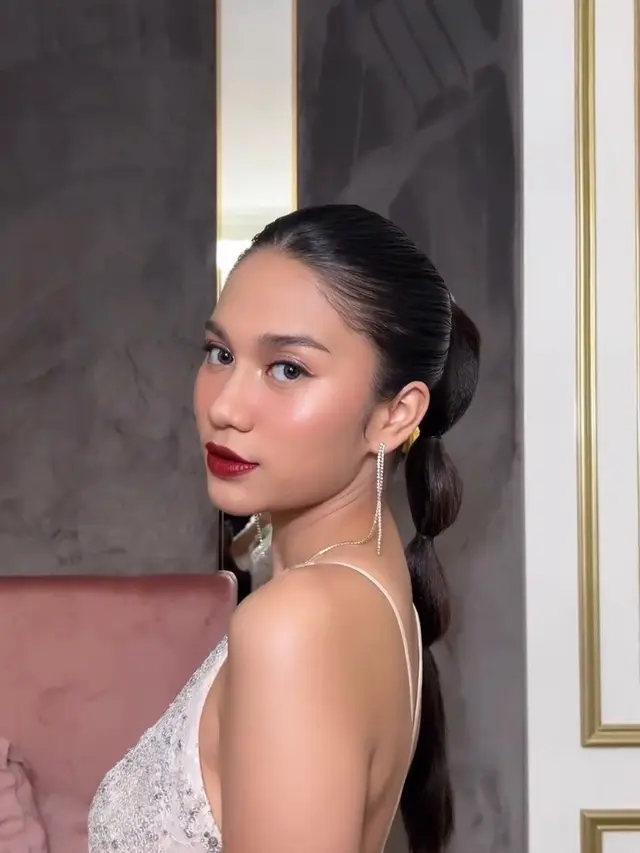 6 Pesona Glamor Azizah Salsha Kenakan Gaun Sequin Tanpa Lengan di Pesta Ulang Tahun ke-40 MUA Marlene Hariman