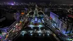 Massa pro (kiri) dan kontra aborsi (kanan) berkumpul di Buenos Aires, Argentina, Rabu (8/8). Senat Argentina menggelar pemungutan suara terkait RUU yang akan melegalkan aborsi. (Delfina Linares/Argentine Senate via AP)