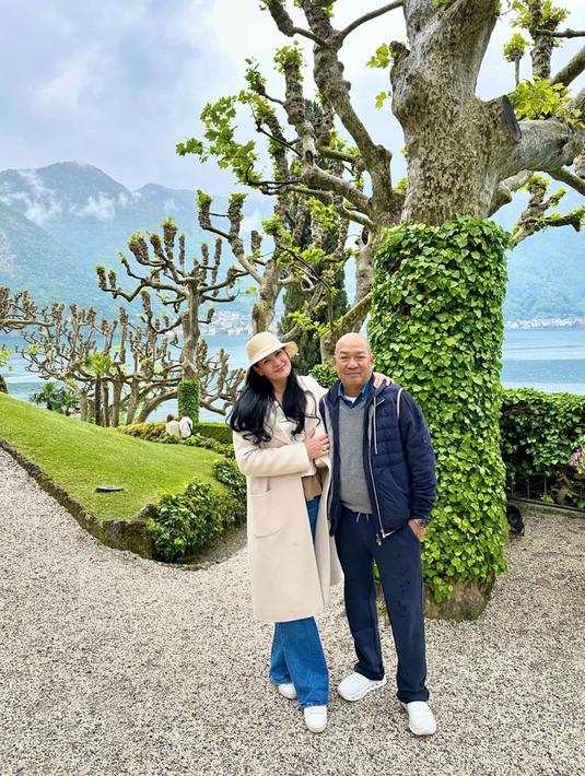 Dalam foto-foto yang diunggahnya, Donna dan suami tampak sedang menikmati liburan di Eropa. Potret mesranya pun dipuji oleh netizen. Banyak yang baru tahu sosok suaminya meski sudah lama menjadi penggemar dari Donna Harun. Bahkan, ada yang mengira Ad adalah pacar baru Donna. (Liputan6.com/IG/@donnaharunofficial)