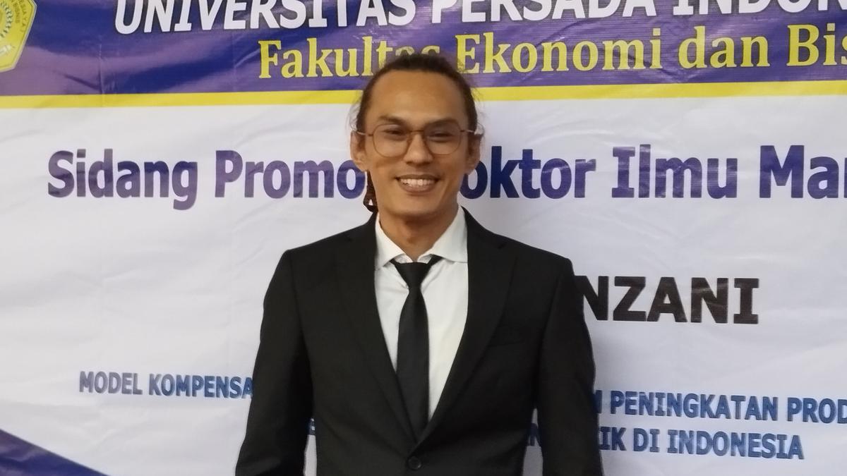 Potret Angga The Potters Raih Gelar Doktor, Buktikan Musisi Juga Bisa Berprestasi Akademik