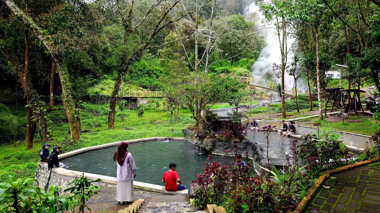 FOTO: Menikmati Liburan Imlek di Kawah Kamojang Garut