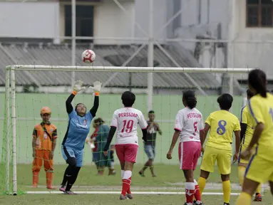 Pemain tim Persijap saat melawan tim putri BMIFA di lapangan VIJ, Petojo, Jakarta, Sabtu (16/2). Acara ini rangkaian dari Festival 125 Tahun MH Thamrin. (Bola.com/Yoppy Renato)