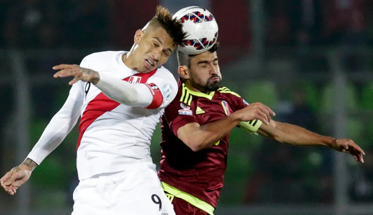 Duel panas terjadi antara Peru melawan Venezuela pada laga lanjutan Grup C Copa Amerika 2015 di Estadio Elías Figueroa, Chile, Kamis (18/6/2015). Peru menang 1-0 atas Venezuela. (REUTERS/David Mercado)