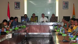 Ketua Golkar hasil Munas Ancol, Agung Laksono (ketiga kiri-hadap lensa) memimpin rapat pleno di Kantor DPP Golkar, Jakarta, Rabu (27/5/2015). Rapat pleno menghasilkan sejumlah keputusan dan berlangsung tertutup. (Liputan6.com/Yoppy Renato)