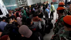 Ratusan penumpang Lion Air mengantri untuk mendapatkan pengembalian uang (refund), Jakarta, Jumat (20/2/2015). Adanya refund akibat penundaan keberangkatan sejumlah rute penerbangan Lion Air sejak Rabu (18/2/2015). (Liputan6.com/Faisal R Syam)