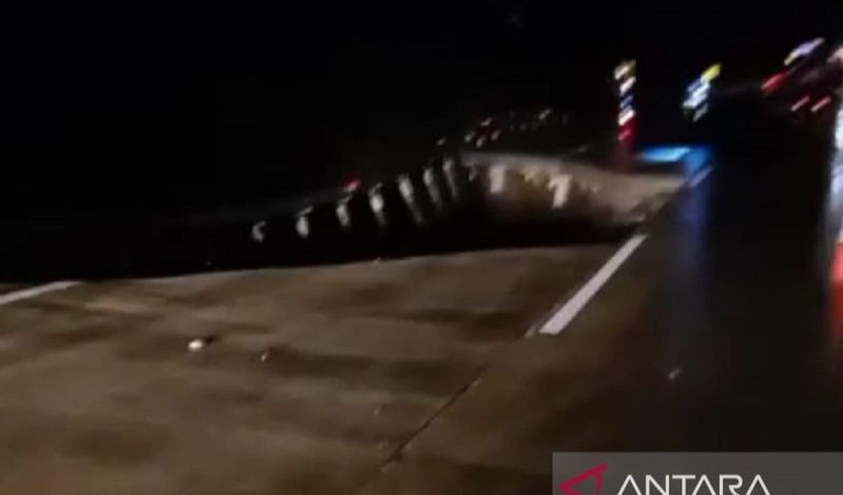 PT Waskita Toll Road (WTR) selaku pengelola Tol Bogor-Ciawi-Sukabumi (Tol Bocimi) mengungkap dugaan pemicu longsor di KM 64-600 Tol Parungkuda, Kecamatan Ciambar, Kabupaten Sukabumi, Jawa Barat.<br>