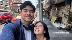 Enggak hanya sendiri dalam liburannya ini ia ditemani oleh Kevin Rivaldo yang dalam momen kebersamaannya ini diabadikan dalam story Instagramnya. Seru jalan-jalan di Bangkok, keduanya akan segera melanjutkan ke destinasi liburan baru. (Liputan6.com/IG/@melati.sesilia)