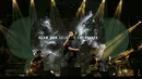 Penampilan Tulus di atas panggung Social Chic 2024 di Stadion Madya, Senayan, Jakarta, Minggu (4/8). [Foto: Adrian Putra/Fimela]