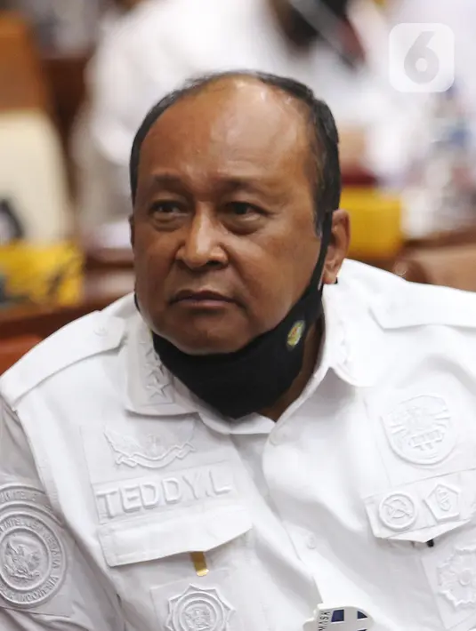 Wakil Kepala Badan Intelijen Negara Letnan Jenderal TNI (Purn) Teddy Lhaksmana Widya Kusuma (tengah) mengikuti rapat kerja bersama Komisi I DPR di Kompleks Parlemen, Senayan, Kamis (10/6/2021). Rapat kerja tersebut membahas RKA dan RKP BIN tahun 2022. (Liputan6.com/Angga Yuniar)