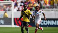 Pemain Ekuador Moises Caicedo berebut bola dengan penggawa Venezuela Cristian Casseres&nbsp;dalam&nbsp;pertandingan Grup B Copa America 2024 antara Ekuador vs Venezuela di Stadion Levi's, Santa Clara, California pada Minggu (23/6/2024) pagi WIB. (Thearon W. Henderson/Getty Images/AFP)