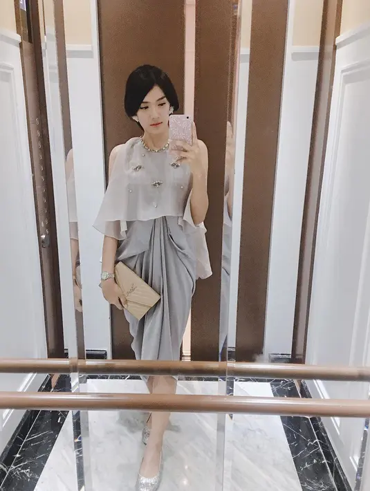 Kalau yang satu ini, penampilan Anissa memang girly banget. Ia memakai dress berlayer dengan modifikasi kain tile di bagian atas. Rambut panjangnya kali ini disanggul dan membuatnya makin cantik jelita. (Instagram/anissaaziza)