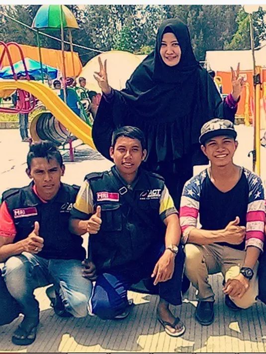 Selain itu, pemeran sinetron dalam Kabayan itu juga aktif dalam kegiatan sosial. Bahkan ia ikut berangkat ke Gaza membantu masyarakat Gaza yang dalam kesulitan. Dan membangun sekolah disable di jalur Gaza pada 2014 silam. (Istimewa)