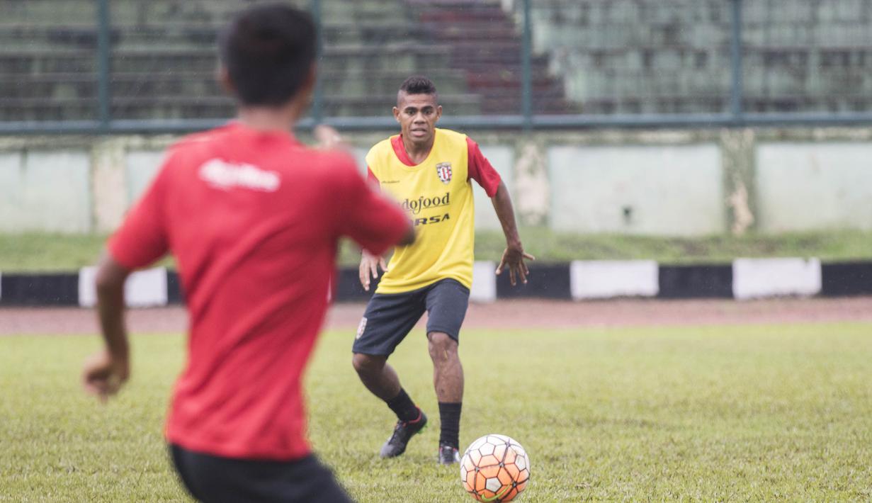 Gelandang serang Bali United, Yabes Roni Malaifani, bersiap menerima operan saat latihan jelang uji coba melawan Persib di Stadion Siliwangi, Bandung. (Bola.com/Vitalis Yogi Trisna)