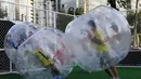 Para pemain bermain sepakbola di dalam sebuah gelembung berbentuk bola di Beijing, Kamis (10/7/14). (REUTERS/Kim Kyung-Hoon)