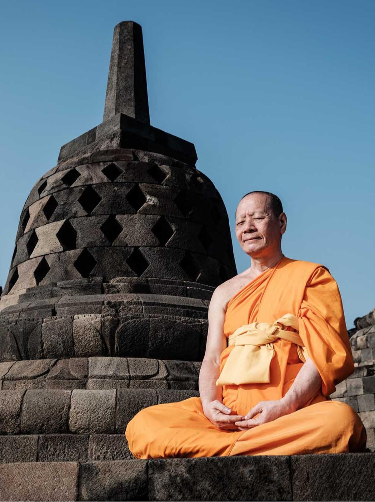 FOTO: Khidmat Puja Bakti Doa Biksu di Candi Borobudur